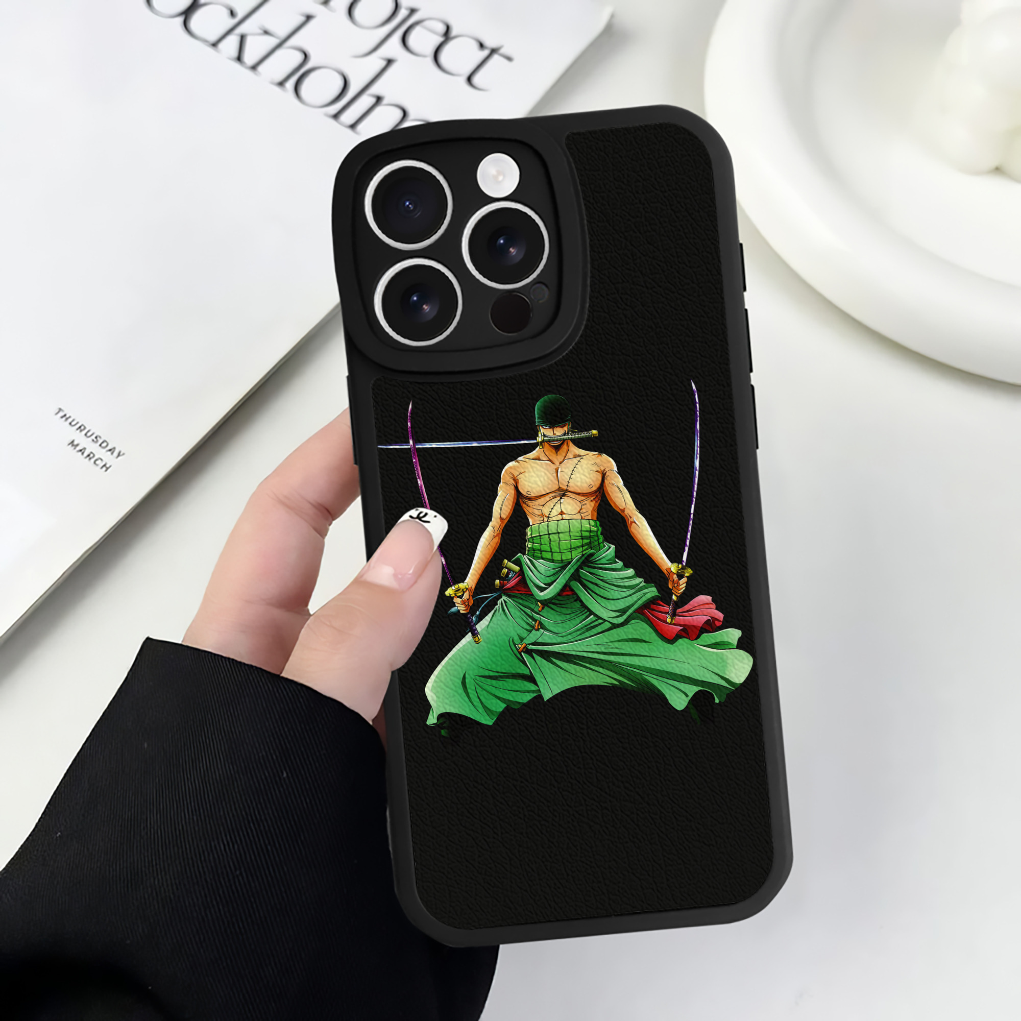 （画像用） ワンピース ロロノア・ゾロ ONE PIECE Roronoa Zoro 【iPhone 16シリーズ対応】シリコンスマホケース（レザー調） 材質：シリコン